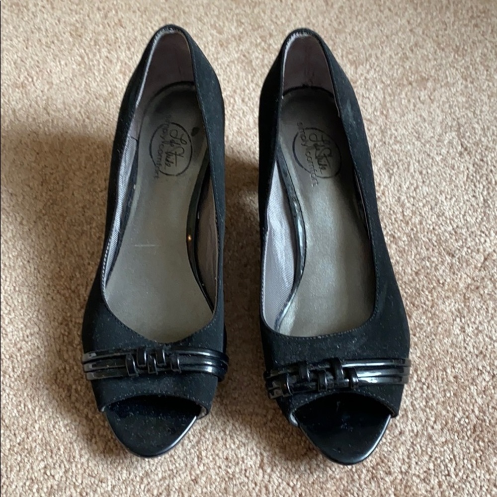 Life strife suede kitten heel pump